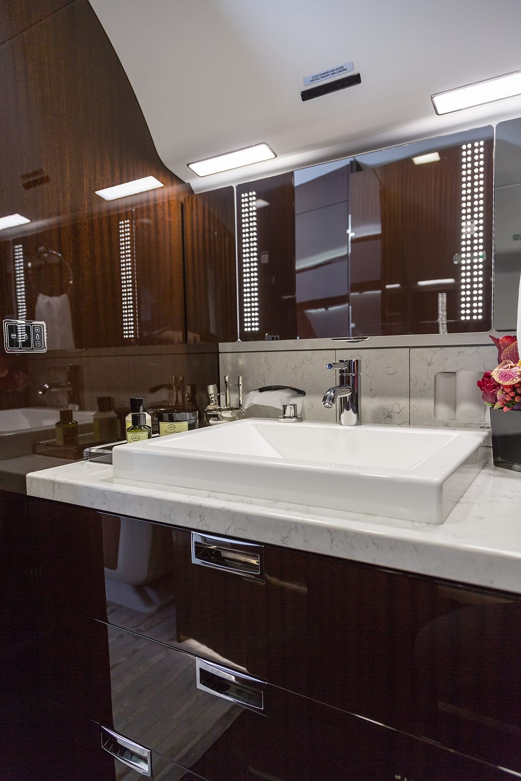 Bagno di bordo rifinito in marmo e legno