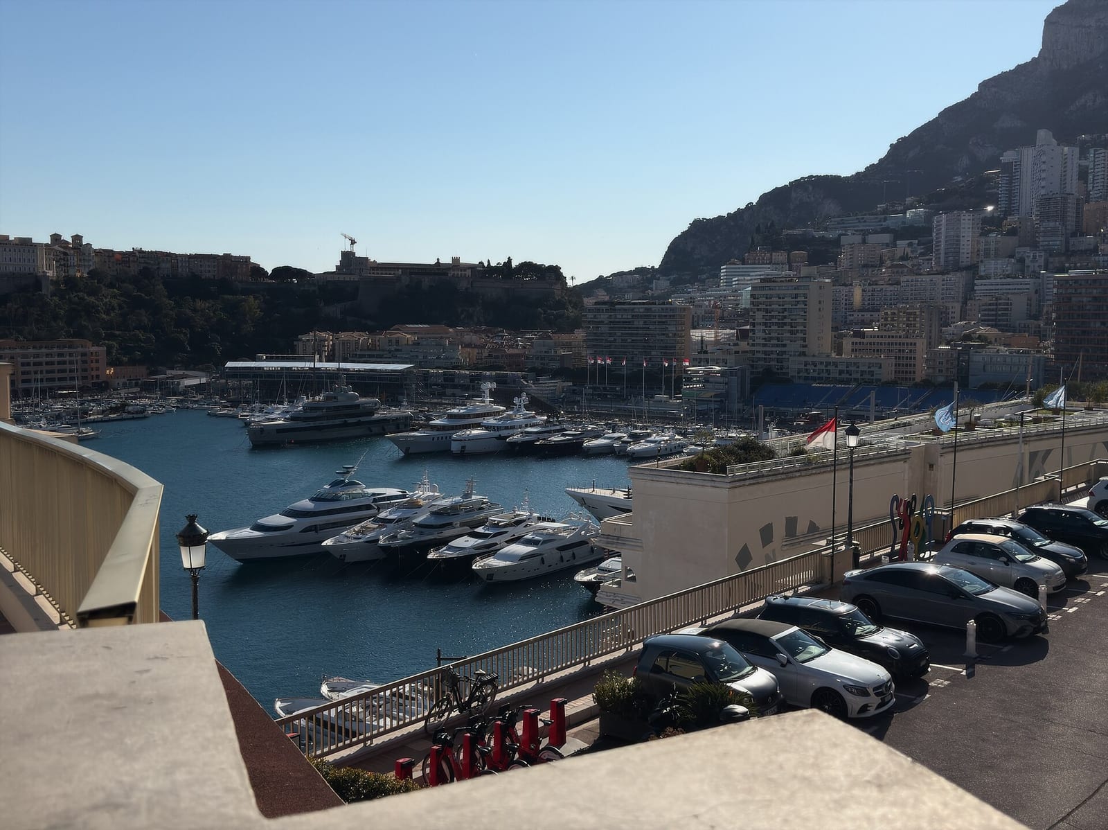 Yacht ormeggiati nel porto di Monaco
