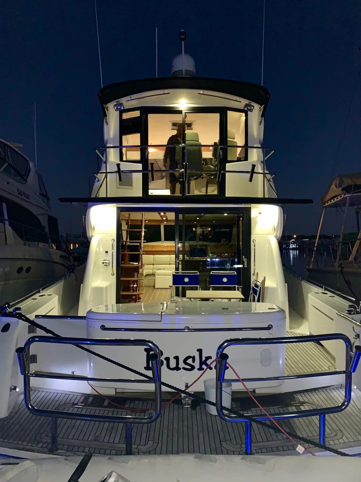 Yacht di lusso illuminato di sera in marina